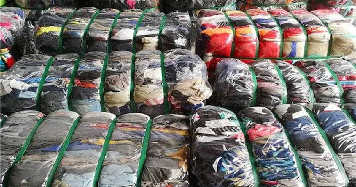 Ballots de vêtements d'occasion compressés et cerclés, stockés en entrepôt de grossiste