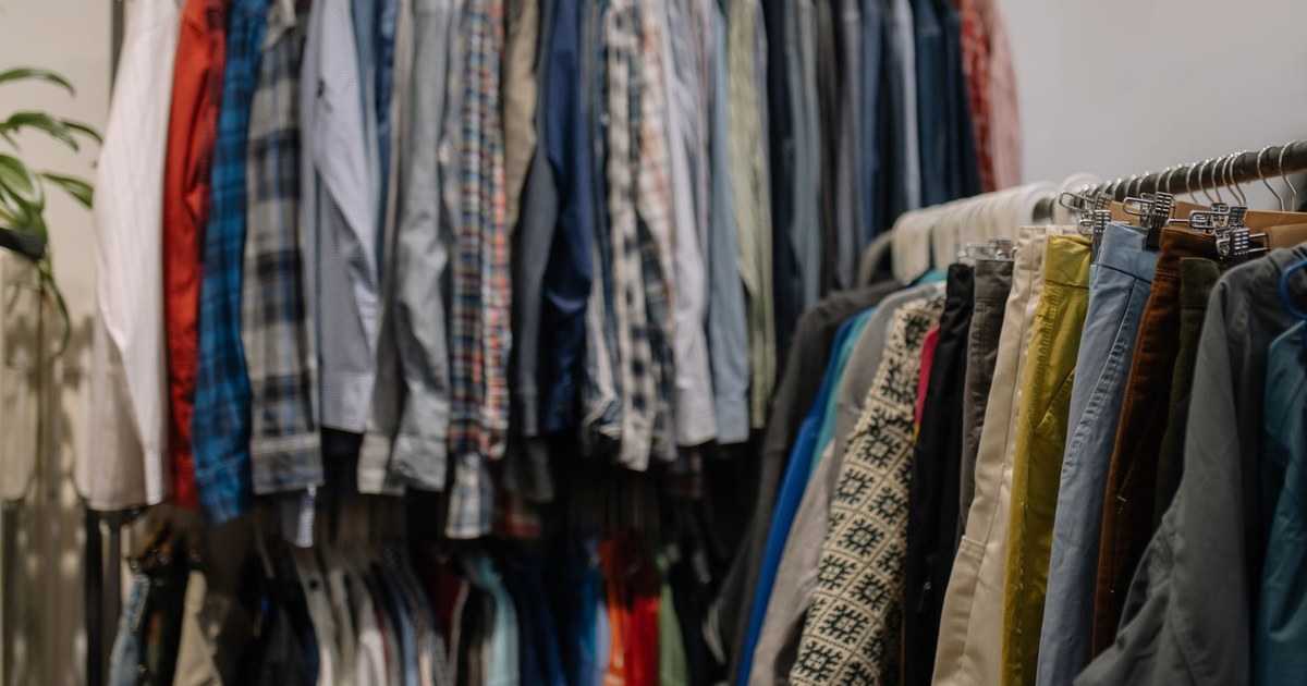 Portant de vêtements de seconde main organisé pour la revente